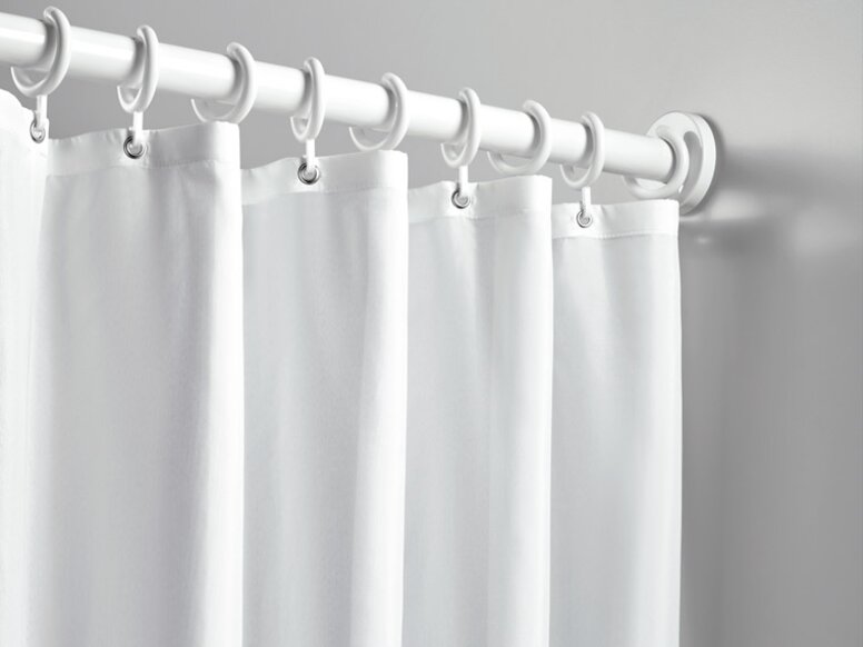 Duschvorhang mit Ringen befestigt an einer Duschstange